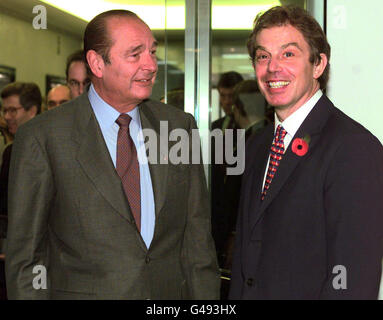 Il primo ministro Tony Blair (R) parla oggi con il presidente francese Jacques Chirac (venerdì). I due leader si sono incontrati nel quadro del vertice franco-britannico, al quale ha partecipato anche il primo ministro francese Lionel Jospin. /DIGITAL/POOL/ Foto di Ian Waldie REUTERS Foto Stock