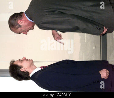 Il primo ministro Tony Blair (L) spiega la vista da Canary Wharf, l'edificio degli uffici più alto d'Europa, mentre parla oggi (venerdì) con il presidente francese Jacques Chirac. I due leader si sono incontrati all'inizio del vertice anglo-francese, cui ha partecipato anche il primo ministro francese Lionel Jospin. Foto Stock