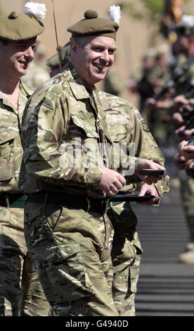 Il Duca di York guarda i soldati del Royal Highland Fusiliers 2° Battaglione, il reggimento reale di Scozia (2 SCOZZESI), prendere parte ad una Parata di ritorno a Penicuik, Scozia. Oggi il Principe ha presentato medaglie ai soldati, che sono tornati di recente da un tour di sei mesi contro i talebani in Afghanistan. Foto Stock