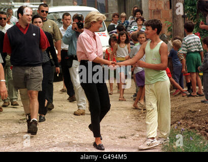 Diana, principessa di Galles, passeggiate attraverso l'area del villaggio di Sarajevo in Bosnia. Foto Stock