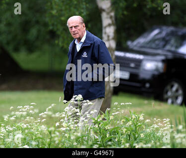 Il Duca di Edimburgo controlla il percorso di guida di fondo al Royal Windsor Horse Show. Foto Stock