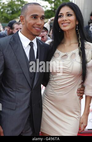 Lewis Hamilton e Nicole Scherzinger arrivano per i National Movie Awards 2011 alla Wembley Arena di Londra Foto Stock