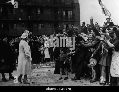 La regina Elisabetta (più tardi la regina madre) riceve un caloroso benvenuto da East Enders a Vallence Road a Stepney, Londra, durante la sua visita alle zone colpite da incursioni aeree Luftwaffe durante il Blitz. Foto Stock