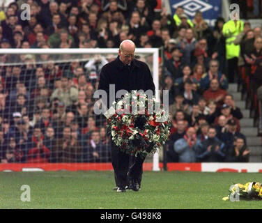 Sir Bobby Charlton ha una corona per celebrare il 40° anniversario del Munich Air Crash prima che il Manchester Uniteds Match Premiership scontro contro Bolton questo pomeriggio (sabato). Foto di John Giles.PA.*EDI* Foto Stock