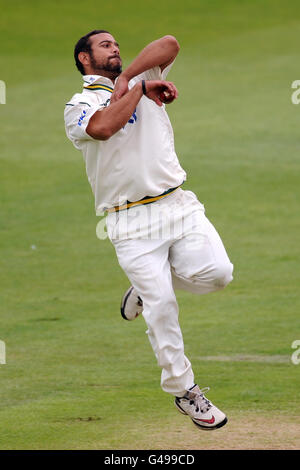 Cricket - Liverpool Victoria County Championship - Divisione uno - giorno uno - Nottinghamshire v Warwickshire - Trent Bridge. Bocce Andre Adams di Nottinghamshire Foto Stock