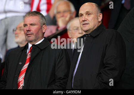 Brian McClair, direttore dell'accademia giovanile di Manchester United (a sinistra) nel Stand assistente manager Mike Phelan iin stand Foto Stock