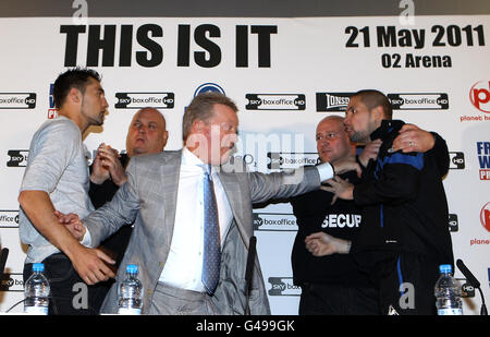 Il promotore di boxe Frank Warren tiene sapientemente (a sinistra) il Nathan del Galles e Tony Bellew (a destra) del suo sfidante Liverpool, a capo a testa a testa, al Cineworld nello stadio O2 di Londra. Foto Stock