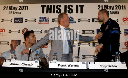 Il promotore di boxe Frank Warren tiene sapientemente Nathan del Galles (seconda a sinistra) e Tony Bellew (a destra) del suo sfidante Liverpool a un'altra parte alla conferenza stampa testa a testa al Cineworld nello stadio O2 di Londra. Foto Stock