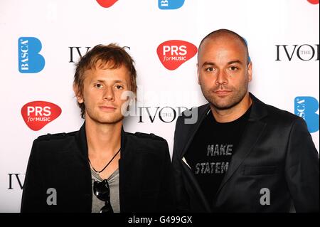 Domonic Howard e Christopher Wolstenholme ai premi Ivor Novello 2011 che si tengono al Grosvenor House Hotel di Londra. Foto Stock