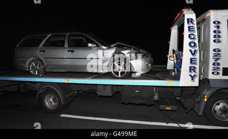 Un Ford Mondeo, il cui driver maschile è stato arrestato, viene rimosso dalla scena presso la diga di Bwlch y Gle, Clywedog, Llanidloes, nel Galles centrale, dove quattro persone sono morte quando il veicolo in cui viaggiavano è immerso in un serbatoio. Foto Stock