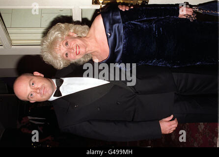 Le star di EastEnders Ross Kemp (Grant Mitchell) e Barbara Windsor (Peggy Mitchell), arrivano stasera al 1997 TV Quick Awards, al Grosvenor Park Hotel di Londra (lunedì). Vedere PA Story TV Awards. Foto di David Cheskin. Foto Stock