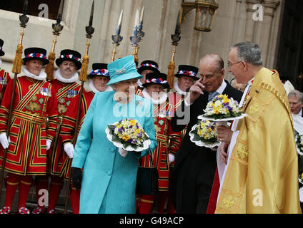 5 monete commemorative del novantesimo compleanno del duca di Edimburgo a giugno, e una moneta da 50 centesimi che segna i Giochi Olimpici di Londra del 2012. La borsetta bianca contiene i money di Maundy unico conied di uno, due, tre e quattro pezzi di penny d'argento, la somma di cui eguaglia l'età della regina. Guarda la storia DI Royal Maundy, Pennsylvania. Il credito fotografico dovrebbe essere: Filo Yui Mok/PA Foto Stock