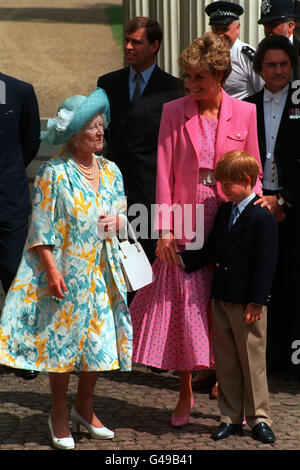 PA NEWS FOTO 253617-9 : 4/8/92 : La regina madre, la principessa di Galles e il suo figlio più giovane principe Harry fuori Clarence House sulla regina madre 92ND compleanno. * 30/3/02: La Regina madre è morta serenamente nel suo sonno a Royal Lodge, Windsor, Buckingham Palace ha annunciato. Foto Stock