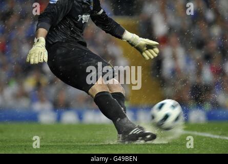 Il portiere di West Ham United, Robert Green, prende un calcio d'obiettivo la pioggia Foto Stock