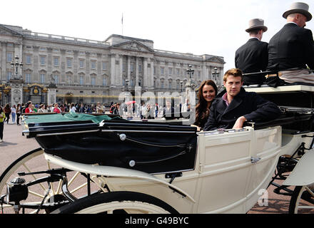 Camilla Luddington e Nico Evers-Swindell, le stelle di William e Kate:The Movie, fuori Buckingham Palace a Londra per promuovere il rilascio in DVD del film. Foto Stock