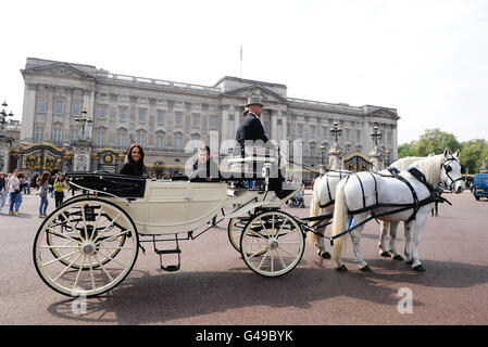 Camilla Luddington e Nico Evers-Swindell, le stelle di William e Kate:The Movie, fuori Buckingham Palace a Londra per promuovere il rilascio in DVD del film. Foto Stock