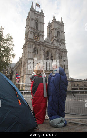 I fan reali (nomi non dati) aspettano fuori Westminster Abbey, Londra, prima di una prova di vestito pre-alba per il matrimonio reale da parte di membri dell'esercito. PREMERE ASSOCIAZIONE foto. Data immagine: Mercoledì 27 aprile 2011. Fino a mille membri dell'esercito, della marina e della RAF hanno partecipato alla passeggiata su vasta scala in preparazione del matrimonio reale di venerdì. Gli occhi del mondo saranno sul principe William e Kate Middleton quando inizieranno i loro viaggi da e per l'abbazia di Westminster. Visita la storia di PA ROYAL Wedding. Il credito fotografico dovrebbe essere: Lewis Whyld/PA Wire Foto Stock