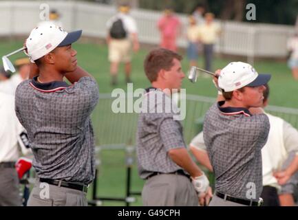 La guida sincronizzata sul campo di allenamento della Spains Valderrama Ryder Cup '97 questa mattina, tutto parte della preparazione americana per il torneo più tardi questa settimana. Tiger Woods (a sinistra) e Justin Leonard. Foto di Barry BATchelor/PA Foto Stock