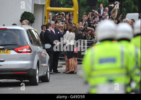 Kate Middleton arriva al Goring Hotel di Londra, con sua madre Carole e Pippa sua sorella minore, dove la famiglia trascorrerà la notte prima del matrimonio di Kate con il principe William all'abbazia di Westminster venerdì. Foto Stock