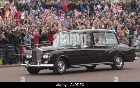 Kate Middleton si porta all'Abbazia di Westminster per il suo matrimonio con il principe William accompagnato dal padre Michael. Foto Stock