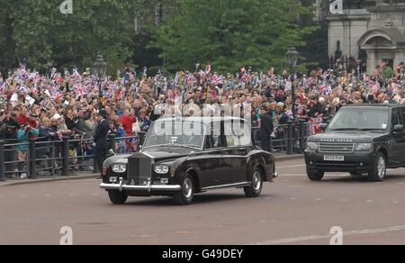 Kate Middleton si porta all'Abbazia di Westminster per il suo matrimonio con il principe William accompagnato dal padre Michael. Foto Stock