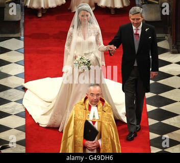 Kate Middleton cammina lungo l'isola accompagnato dal padre Michael Middleton all'abbazia di Westminster per il suo matrimonio con il principe William. Foto Stock