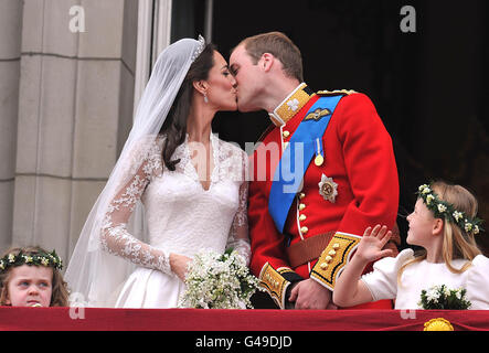 Il principe William e sua moglie Kate Middleton, che ha ricevuto il titolo di Duchessa di Cambridge, baciano sul balcone di Buckingham Palace, Londra, dopo il loro matrimonio all'Abbazia di Westminster. Foto Stock