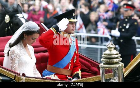 Il principe William e sua moglie Catherine, Duchessa di Cambridge in carrozza trainata da cavalli che si fanno strada fino Whitehall a Buckingham Place dopo la cerimonia di nozze. Foto Stock