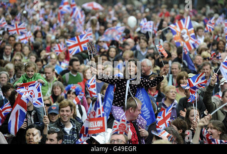 I wisher camminano lungo il Mall verso Buckingham Palace dopo il matrimonio del Principe William e Kate Middleton nell'Abbazia di Westminster. Foto Stock