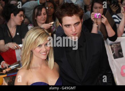 Robert Pattinson e Reese Witherspoon arrivano per la prima inglese dell'acqua per gli elefanti al Vue Westfield, Londra. Foto Stock