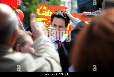 . Il leader del lavoro ed Miliband incontra la popolazione locale a Gravesham, Kent, dove il lavoro ha ottenuto il controllo dai Tory nei sondaggi. Foto Stock