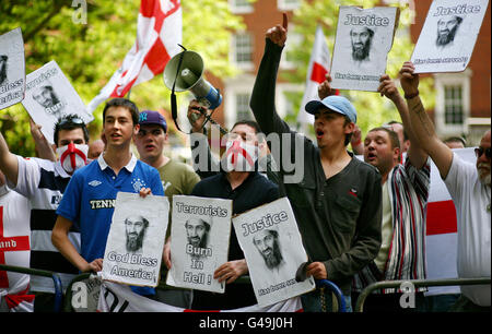 I membri della Lega della Difesa inglese dimostrano come Cleric Anjem Choudary parli con i sostenitori al di fuori dell'ambasciata degli Stati Uniti a Londra durante una protesta contro l'uccisione di Osama Bin Laden. PREMERE ASSOICATION Photo. Data immagine: Venerdì 6 maggio 2011. Vedi PA storia MORTE BinLaden protesta. Il credito fotografico dovrebbe essere: Gareth Fuller/PA Wire Foto Stock