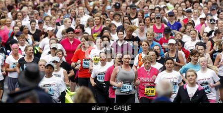 I runner prendono parte alla 10k femminile di Ignis Asset Management a Glasgow, Scozia. Foto Stock