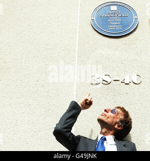 La star di Bee Gees Robin Gibb partecipa alla presentazione di una targa blu della Heritage Foundation in un'ex casa della polverosa Springfield, al 38-40 di Aubrey Walk a Kensington, Londra. Foto Stock