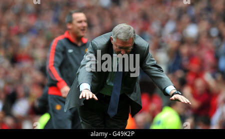 Il manager del Manchester United Sir Alex Ferguson si inchina ai tifosi dopo il fischio finale durante la partita Barclays Premier League a Old Trafford, Manchester. Foto Stock