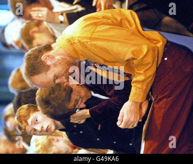 Jeremy e Suzanne Bushell e il figlio di 16 anni Tim frequentano un servizio commemorativo presso la scuola superiore St Thomas, Exeter, Devon, per la loro figlia, Kate, che era un allievo alla scuola. Kate di 14 anni è stato assassinato due settimane fa mentre fuori camminando un cane del vicino. Guarda la storia di PA CRIME Kate. Foto della piscina da solo di Barry Gomer/PA Foto Stock