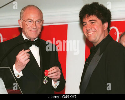 Il regista spagnolo Pedro Almodovar (R) sorride ampiamente mentre il ministro degli Affari Esteri francese Herve de Charette sta per consegnargli la medaglia dei Cavalieri della Legione d'Honneur al Carlton Hotel 09 maggio, durante il festival dei film di Cannes. Sono stati inoltre premiati il regista francese Andre Techine e l'attore statunitense Robert de Niro. Foto Stock