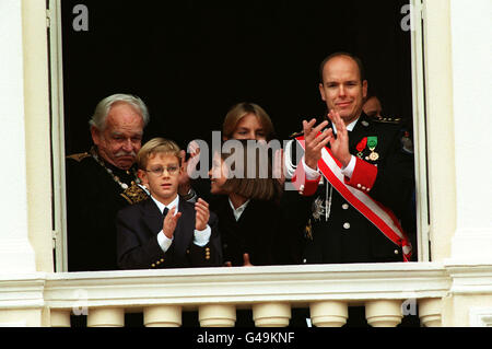 PA NEWS FOTO : 19/11/97: UK USA solo il Principe Ranieri, la Principessa Caroline, Principessa Stephanie e Prince Albert 19 Novembre a Monaco durante il Principato di Monaco il Giorno Nazionale cerimonie. Foto Stock