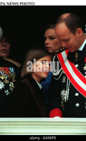 PA NEWS FOTO : 19/11/97: Princess Charlotte e il Principe Alberto di Monaco salutano i cittadini dal loro balcone, 19 Novembre a Monaco durante il Principato di Monaco il Giorno Nazionale cerimonie. Foto Stock