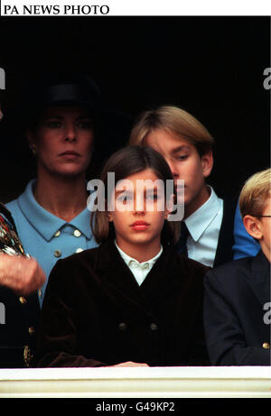 PA NEWS FOTO : 19/11/97: la Principessa Charlotte, la figlia della Principessa Caroline (bkgrnd) salutano i cittadini di Monaco dal loro balcone, 19 Novembre a Monaco durante il Principato di Monaco il Giorno Nazionale cerimonie. Foto Stock