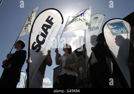 Ventitre rappresentanti di alto livello della più grande coalizione della società civile scozzese, Stop Climate Chaos Scotland (SCCS) arrivano a St Andrews House Edinburgh, per chiedere al nuovo governo scozzese di fare dell'azione sul cambiamento climatico una priorità. Foto Stock