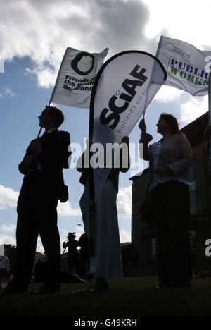 Ventitre rappresentanti di alto livello della più grande coalizione della società civile scozzese, Stop Climate Chaos Scotland (SCCS) arrivano a St Andrews House Edinburgh, per chiedere al nuovo governo scozzese di fare dell'azione sul cambiamento climatico una priorità. Foto Stock