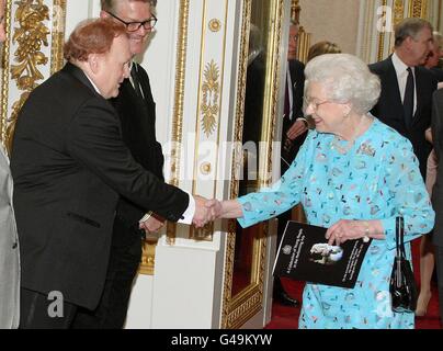 La regina Elisabetta II incontra (da sinistra a destra) Mike Batt, e Justin Way, in un ricevimento per celebrare i giovani nelle arti dello spettacolo, a Buckingham Palace, nel centro di Londra. Foto Stock