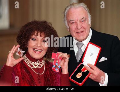 Attore Sir Donald Sinden e cantante jazz Dame Cleo Laine a Buckingham Palace oggi (Martedì) dove hanno ricevuto le loro investiture dalla Regina. Foto di John Stillwell. Vedi PA Story ROYAL investitura. WPA ROTA. Foto Stock