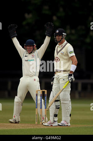 Cricket - MCC University Match - Day One - Cambridge MCCU / Surrey - Fenner's Ground. Kevin Pietersen di Surrey viene licenziato come il guardiano di Cambridge Dean Bell celebra in una partita dell'Università MCC al Fenner's Ground, Cambridge Foto Stock