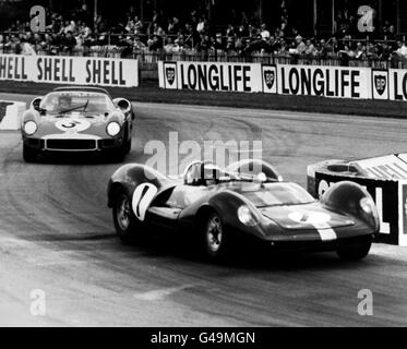 Motor Racing - RAC Tourist Trophy Race - Goodwood. Jim Clark in una Lotus 30 Ford guida Graham Hill attraverso la chicane. Clark guidò fino al 90° giro quando dovette andare in pensione Foto Stock