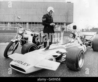 Il sergente della polizia Roger Croome ha domande sul pilota di Formula uno Trevor Moore nel suo V.8 Yardley McClaren. L'auto stava attraversando i suoi passi alla Hendon Police Driving School in preparazione di una dimostrazione gestita dalla polizia. Foto Stock