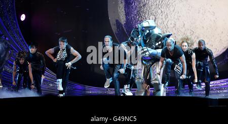 JLS si esibir durante i National Movie Awards 2011 alla Wembley Arena, Londra Foto Stock