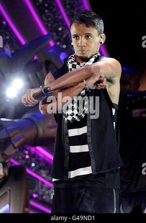 Aston Merricoro di JLS sul palco durante i National Movie Awards 2011 alla Wembley Arena, Londra Foto Stock