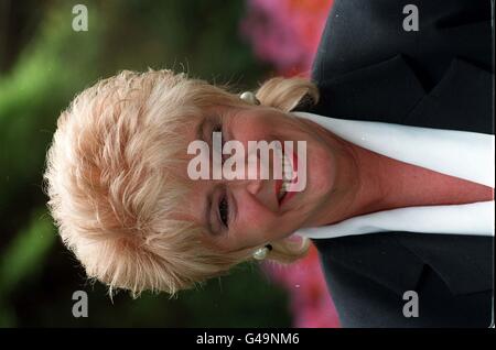 SHOWBIZ Gloria Hunniford Foto Stock